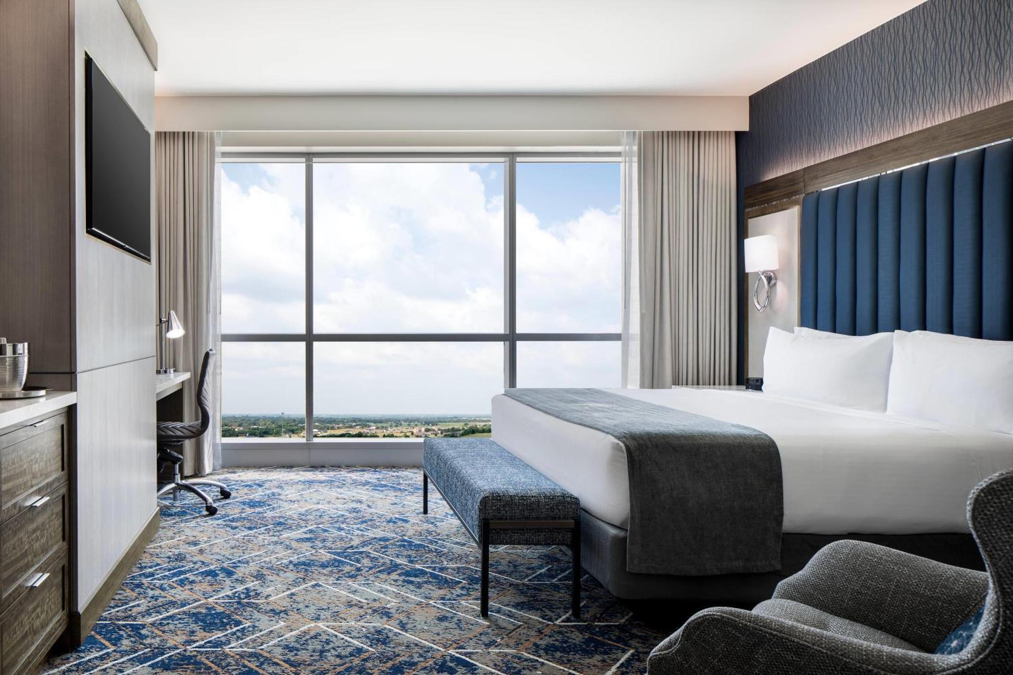 Deluxe King Room Roll Shower Sky Tower Mobility Hearing Accessible or Non-Smoking,1765921963:JPEG